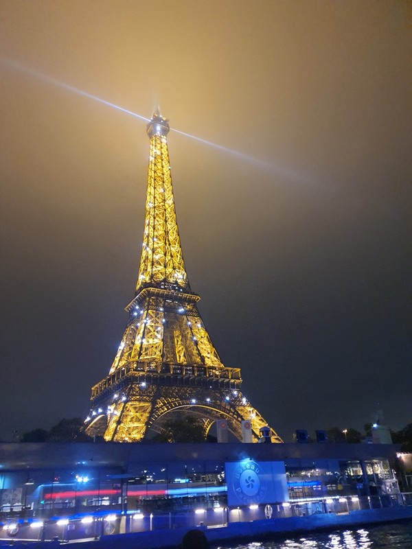 야간에 세느강 유람선 위에서 바라본 에펠탑 전경.