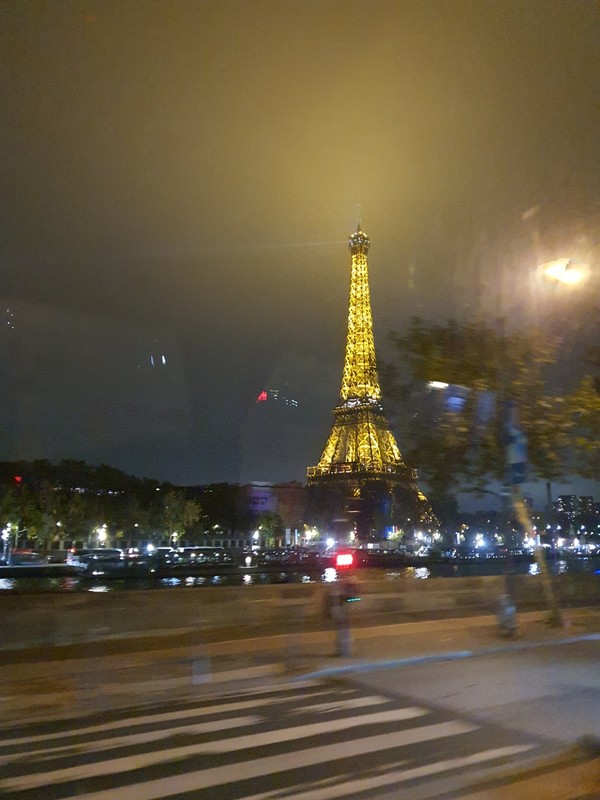 파리 시내 거리에서 바라본 에펠탑 야경.