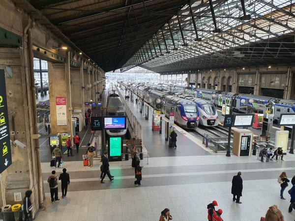 런던 열차역 내부 모습.