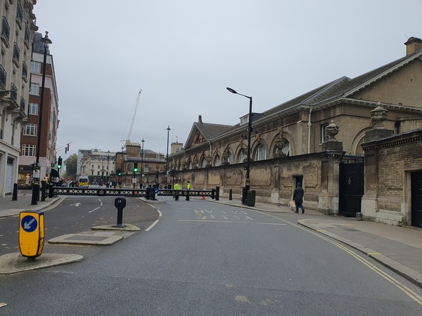 버킹엄 궁전(Buckingham Palace) 정면과(사진 위) 측면 모습.(사진 아래)