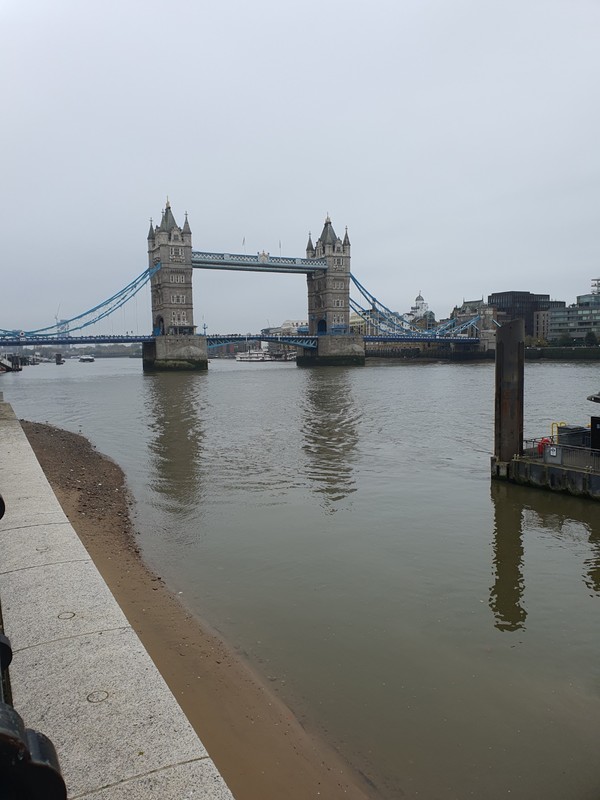런던 시내 중심을 흐르는 템즈강 주변 건축물들과(사진 위) 런던의 상징인 '타워 브리지' 전경.(사진 아래)