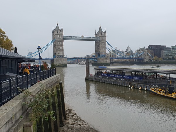 런던의 대표적 관광지이자 산업혁명의 출발점인 템즈강의 '타워 브리지'와 관광객들.(사진 위, 아래)