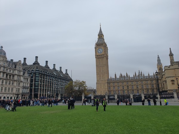 영국의 랜드 마크인 빅벤(Big Ben)과 국회의사당의 시계탑을 구경하는 사람들.(사진 위, 아래)