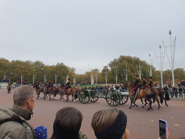 근위병 교대식이 버킹엄 궁전 앞에서 이뤄지고 있는 모습.(사진 위, 아래)