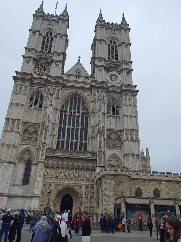 '웨스트민스터 사원(Westminster Abbey)'의 고딕 양식 건축물과(사진 위) 입구 전경.(사진 아래)