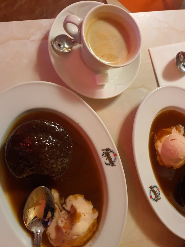 영국의 전통 음식인 ‘포피스 피시 앤 칩스(Poppies Fish & Chips)’와 후식.(사진 위, 아래)