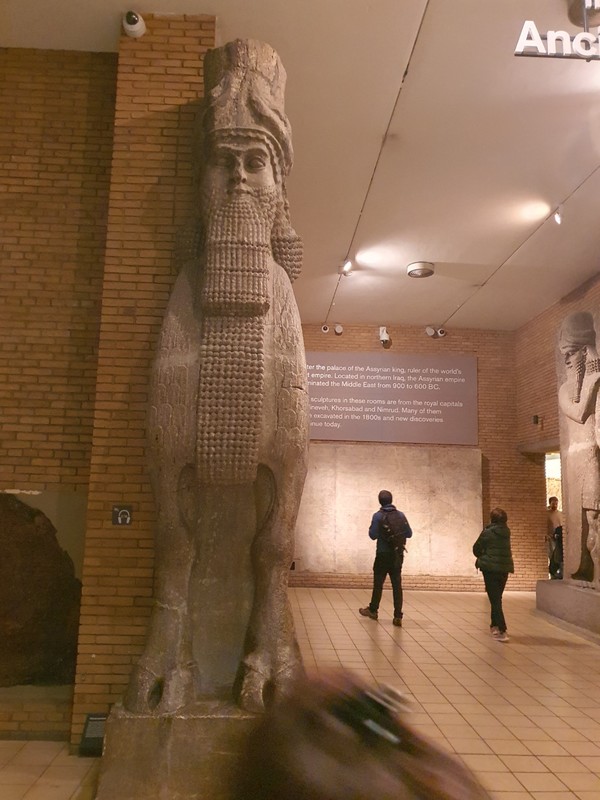 영국 박물관 내부에는 이집트, 메소포타미아와 로마 등에서 시작된 고대 문명에 대한 전시품들이 다양하게 전시돼 있다.(사진 위, 중간, 아래)