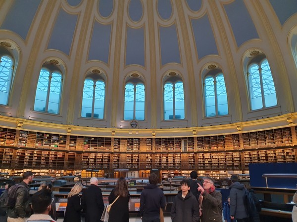 영국 박물관에는 한국과 중국 등 동양 국가들의 오랜 유물과 서적 등이 전시돼 있다.(사진 위, 중간, 아래)