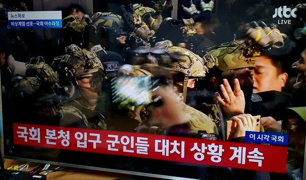 12월 4일 0시 12분 국회 본청 입구에 군인들과 일부 야당 국회의원 및 당직자 등이 대치하고 있는 모습.(사진 위, 아래=JTBC 뉴스 화면 캡처)