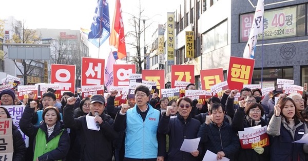 윤석열퇴진전북운동본부는 4일 오전 9시부터 전주시 완산구 경원동 충경로사거리에서, 오후 5시부터는 전주시 객사 앞에서 비상집회를 열고 "내란 범죄자 윤석열을 구속하고 즉각 탄핵할 것”을 촉구했다.