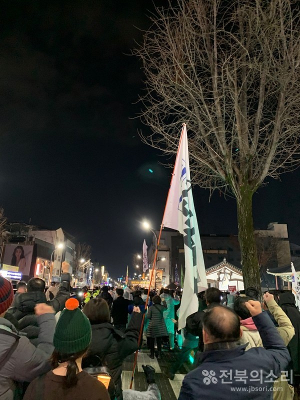 5일 오후  6시 전주시 객사 앞에 모인 시민들은 비상 촛불집회를 열고 “불법 계엄 내란범 윤석을 즉각 체포하라”고 목소리를 높였다.