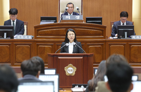 최지은 전주시의원이 5일 제416회 정례회 제3차 본회의에서 시정질의를 하고 있다.(사진=전주시의회 제공)