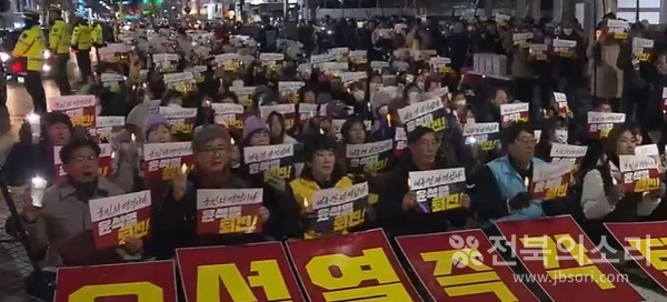 6일 전주 외에 군산, 익산, 정읍, 고창에서도 '윤석열 즉각 퇴진과 내란범들 체포'를 요구하는 시민들의 목소리가 높게 울려 퍼졌다.