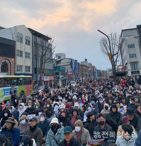 7일 오후 4시부터 전주시 객사 앞 충경로에서 열린 ‘윤석열 퇴진 비상 촛불집회’에 참가한 시민들이 추운 날씨 속에서도 촛불을 들고 ‘윤석열 퇴진, 윤석열 체포’ 등의 구호를 외쳤다.