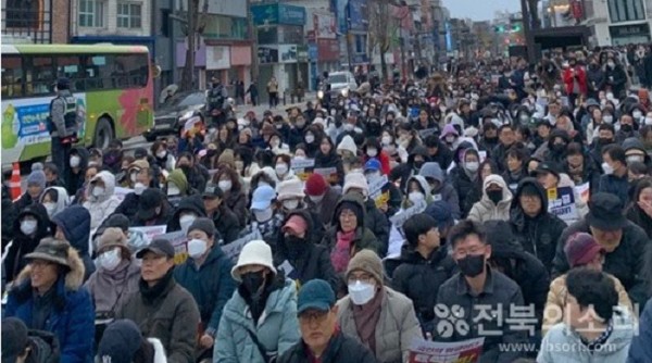 7일 오후 4시부터 전주시 객사 앞 충경로에서 열린 ‘윤석열 퇴진 비상 촛불집회’에 참가한 시민들이 추운 날씨 속에서도 촛불을 들고 ‘윤석열 퇴진, 윤석열 체포’ 등의 구호를 외쳤다.