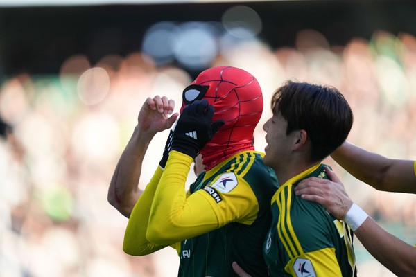 프로축구 전북 현대가 8일 전주월드컵경기장에서 열린 하나은행 K리그 승강 플레이오프 2차전서 서울 이랜드에 2-1로 승리해 K리그 1 잔류에 성공했다.(사진=전북 현대 모터스 제공)