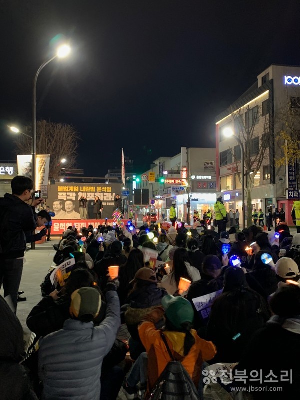 윤석열퇴진전북운동본부가 9일 오후 6시부터 전주시 객사 앞에서 실시한 '윤석열 퇴진 촛불집회'에는 많은 시민과 학생들이 참여했다.(사진=김로연 제공)