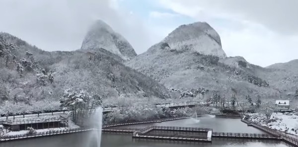 말의 귀처럼 쫑긋하게 솟은 쌍봉우리가 하얀색 옷으로 갈아입은 마이산 겨울 풍경.(사진위, 아래=진안군 제공)