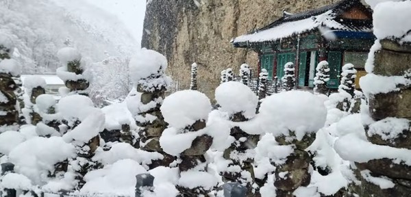 눈 덮인 마이산 돌탑들.(사진=진안군 제공)