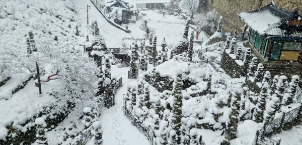 눈 내린 마이산 탑사 전경.(사진=진안군 제공)