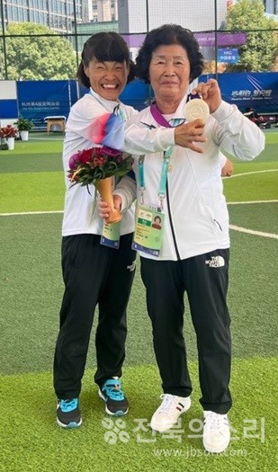 전민재 선수(왼쪽)와 어머니 한재영 씨.