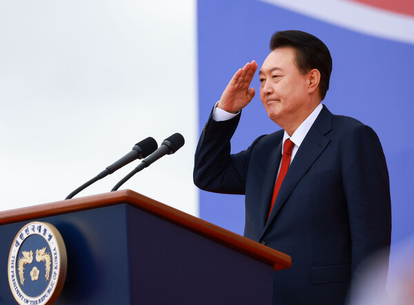 10월 1일 성남 서울공항에서 열린 건군 76주년 국군의날 기념식에서 거수경례를 하고 있는 윤석열.(사진=대통령실 제공)