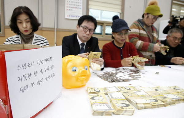 20일 오전 9시 26분께 전주시 노송동주민센터에 한 중년 남성의 전화가 걸려 와 "주민센터 인근 화물차 아래에 상자를 뒀다. 어려운 이웃을 위해 써달라"고 말한 뒤 홀연히 사라졌다. 이날 '얼굴 없는 천사'가 놓고 간 금액은 모두 8,003만 8,850원으로 집계됐다. (사진=전주시 제공)