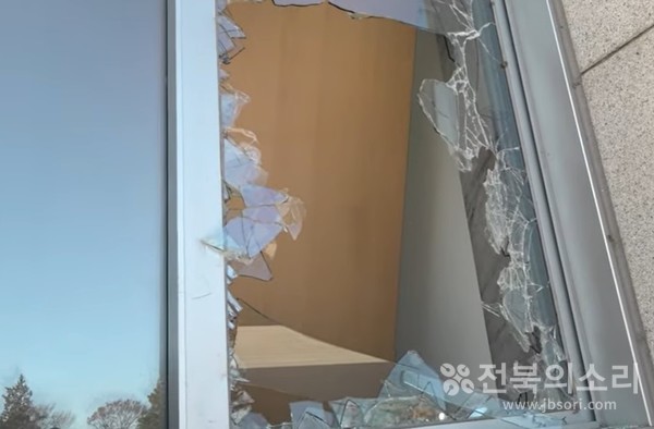 2024년 12월 3일 밤, 계엄군에 의해 파괴된 국회 건물 내 유리창 모습.(자료사진)