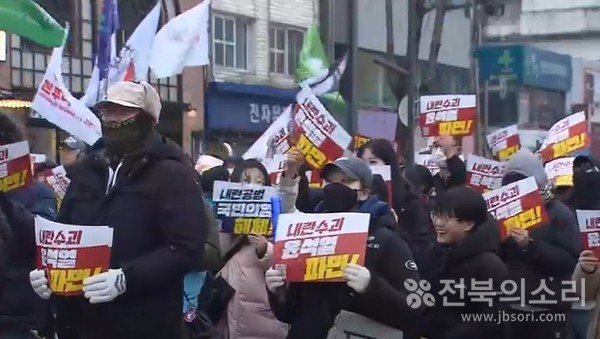 ‘윤석열퇴진 전북운동본부’ 주최로 21일 오후 4시부터 전주시 객사 앞 충경로에서 열린 집회에는 약 2,000여명의 시민들이 참가해 ‘윤석열 퇴진’, ‘윤석열 체포’, 국힘당 해체’ 등의 구호를 외쳤다.