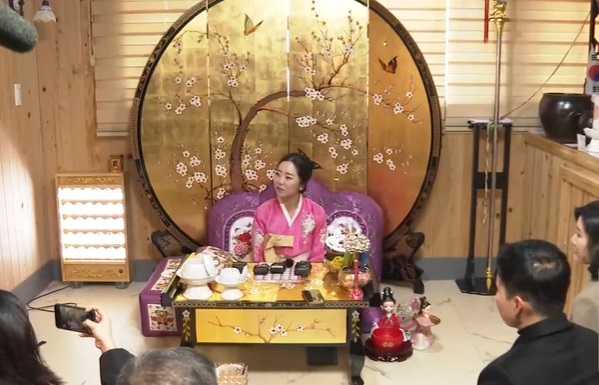 군산시 개정면에서 점집을 운영하는 이선진 씨가 언론들과 인터뷰하고 있는 모습.