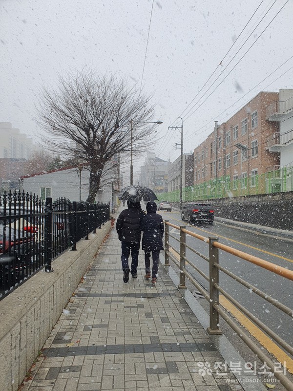 기상청에 따르면 27일 새벽 전북에서 눈과 비가 시작돼 27일 밤부터 28일 새벽 사이 절정에 달할 것으로 예보됐다.(자료사진)