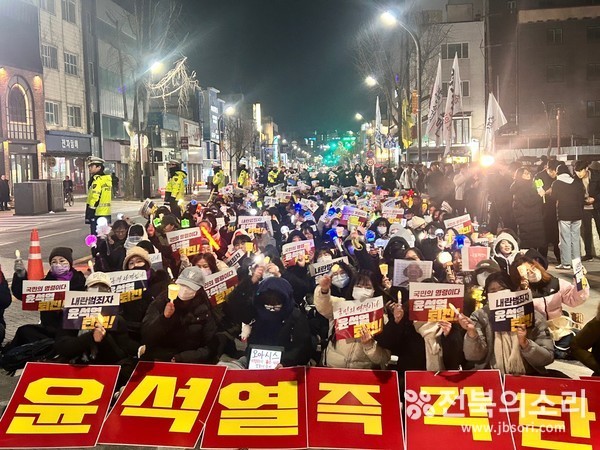 12월 9일 전주시 객사 앞에서 열린 촛불집회 모습. 