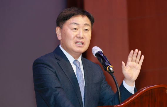 전북특별자치도 공연장에서 지난달 20일 열린 '12월 소통의 날' 행사에서 김관영 지사가 직원들을 대상으로 메시지를 전달하고 있다.(사진=전북자치도 제공)