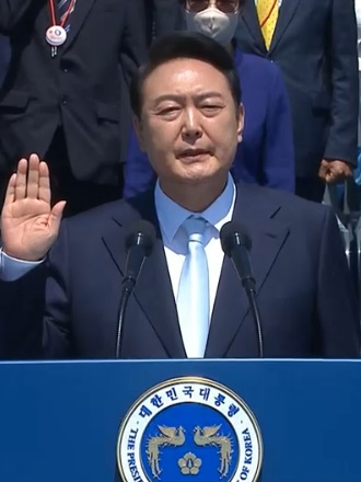  2022년 5월 10일 국회에서 열린 대통령 취임식에서 선서를   하고 있는 윤석열.(자료사진)