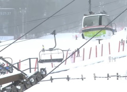 11일 오전 7시부터 무주덕유산리조트 만선베이스 무주익스프레스와 라이너 리프트의 전기를 공급하는 설비에 이상이 발생해 두 리프트의 가동이 중단돼 주말을 맞아 찾은 스키어들과 스노보더들의 불안과 불편이 이어졌다.(사진=독자 제공)