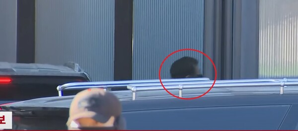 15일 체포 후 공수처 내부로 들어가는 윤석열 대통령 모습.(사진=JTBC 영상 갈무리)