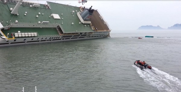 2014년 4월 16일 오전 9시 38분쯤 침몰하고 있는 세월호 주변에 구명보트와 구조헬기가 접근하고 있다.(사진=해양경찰청 제공)