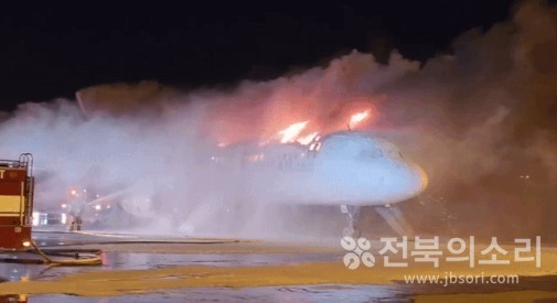 28일 밤 10시 15분께 김해공항 주기장에서 에어부산 항공기가 승객 170명(탑승정비사 1명 포함)과 승무원 6명 등 모두 176명을 태우고 이륙을 준비하던 중 기체에서 불이나는 사고가 발생했다.(사진=독자 제공)
