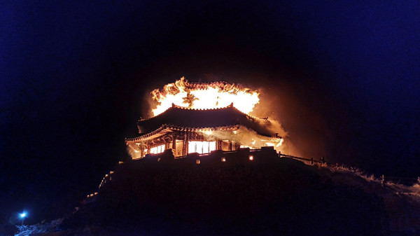 2일 자정 23분쯤 무주 덕유산 상제루 쉼터에 화재가 발생해 불에 타고 있는 모습.(사진=전북소방본부 제공)