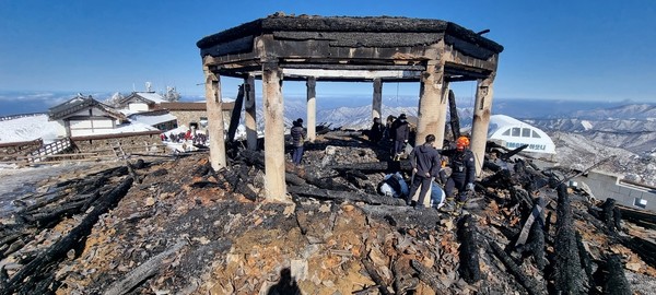 한밤중 화재로 전소된 무주 덕유산 상제루에서 2일 오전 경찰과 소방당국이 발화 원인 등을 감식하고 있는 모습.(사진=전북소방본부 제공)