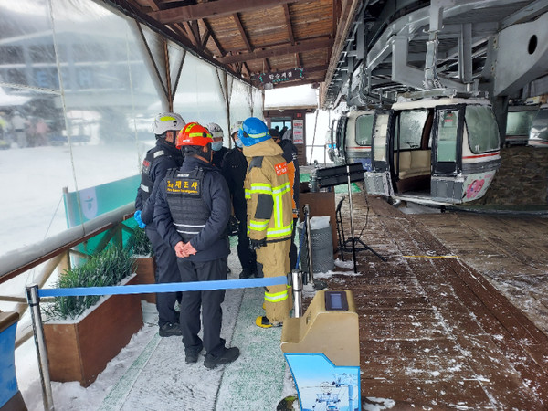 1월 9일 오전 10시 25분께 무주덕유산리조트에서 리조트와 설천봉을 연결하는 곤돌라가 정전으로 멈춰서는 사고가 발생해 318명의 탑승객이 강추위 속에서 공중에 고립됐다가 구조됐다.(사진=전북소방본부 제공)