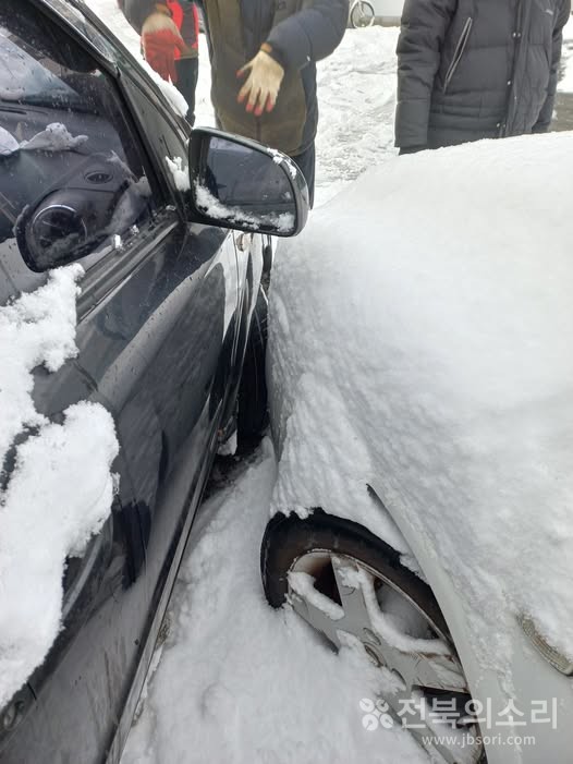 눈길에 차가 미끄러져 주차해 놓은 차에 부딪힌 난감한 모습.(사진=문아경)