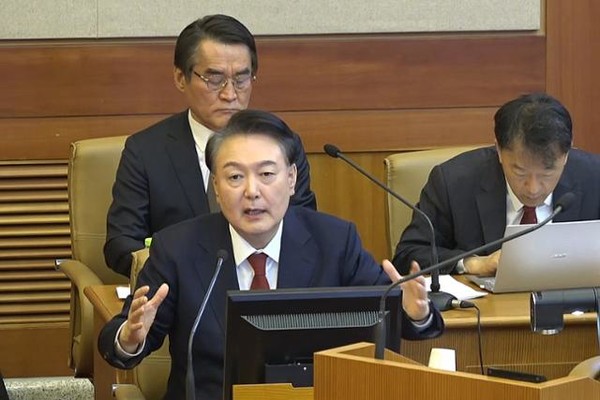 윤석열 대통령이 11일 서울 종로구 헌법재판소에서 열린 자신의 탄핵심판 7차 변론기일에 출석해 발언하고 있다.(사진=헌법재판소 제공)