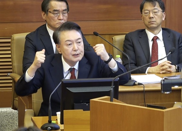 내란 우두머리 혐의로 구속된 윤석열 대통령이 2월 11일 서울 종로구 헌법재판소에서 열린 자신의 탄핵심판 7차 변론기일에서 발언하고 있다.(사진=헌법재판소 제공)