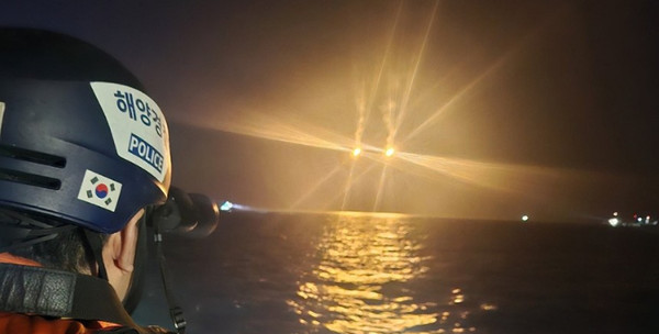 지난 13일 부안군 왕등도 해상에서 발생한 어선 '신방주호' 화재로 실종된 선원 7명을 찾기 위한 수색이 나흘째 이어지고 있지만 높은 파도와 강풍, 거센 조류 등으로 난항을 겪고 있다.(사진=부안해양경찰서 제공)