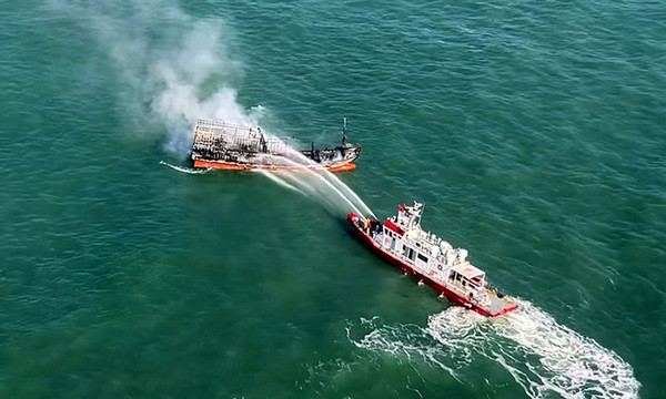 3일 오전 부안군 왕등도 동쪽 4㎞ 해상에서 부산 선적 근해통발 어선(제2022 신방주호)에서 화재가 발생한 가운데 전북소방본부 소속 선박이 소방호스를 이용해 진화 작업을 벌이고 있다.(사진=전북소방본부 제공)