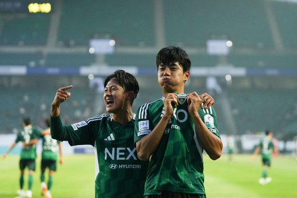 전북 현대는 13일 열린 K리그 개막전에서 전반 추가시간 이승우의 패스를 받아 박진섭이 동점골을 터트렸다.(사진=전북 현대 모터스 제공)
