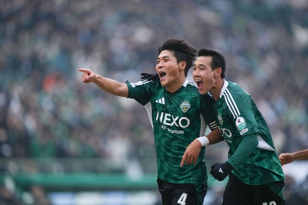 전북 현대는 후반 35분 상대 진영서 적극적인 압박을 통해 전진우가 제자리 점핑 헤더로 마무리하면서 그대로 골문을 갈라 2-1로 역전승으로 장식했다.(사진=전북 현대 모터스 제공)