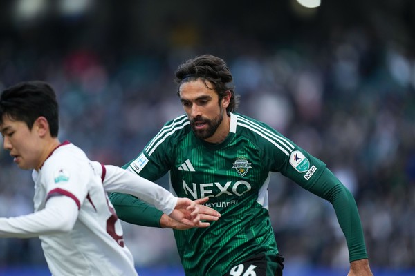 전북 현대가 23일 전주월드컵경기장에서 열린 K리그1 2라운드 광주FC와 홈경기에서 콤파뇨의 멀티골에 힘입어 2-2로 비겼다.(사진=전북 현대 모터스 제공)