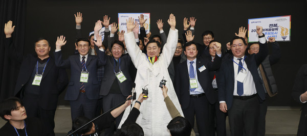 28일 열린 대한체육회 정기대의원총회에서 전북특별자치도가 '2036 하계올림픽 국내 유치 도시'로 최종 선정된 뒤 김관영 지사(가운데) 등 관계자들이 만세를 부르며 환호하고 있다.(사진=전북자치도 제공)